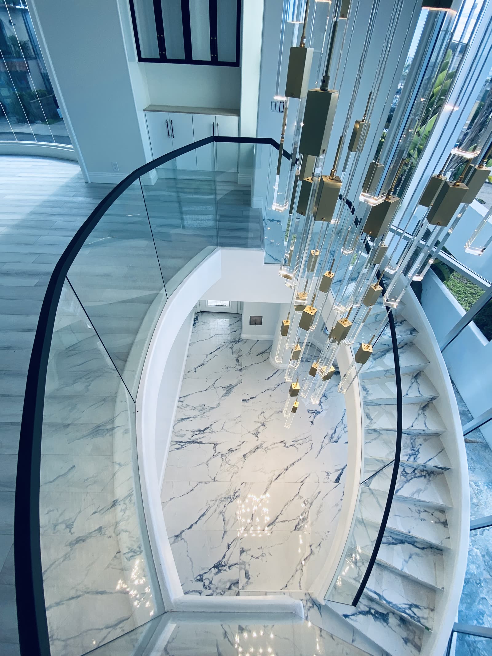 Curved glass railing and architectural glass installation in Los Angeles